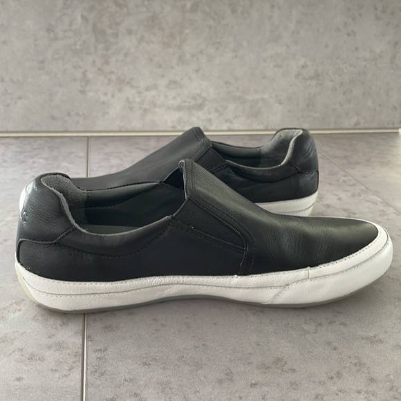 Vionic Black April Slip On Sneakers excellent condition leather arch support 7.5 - Picture 12 of 15
